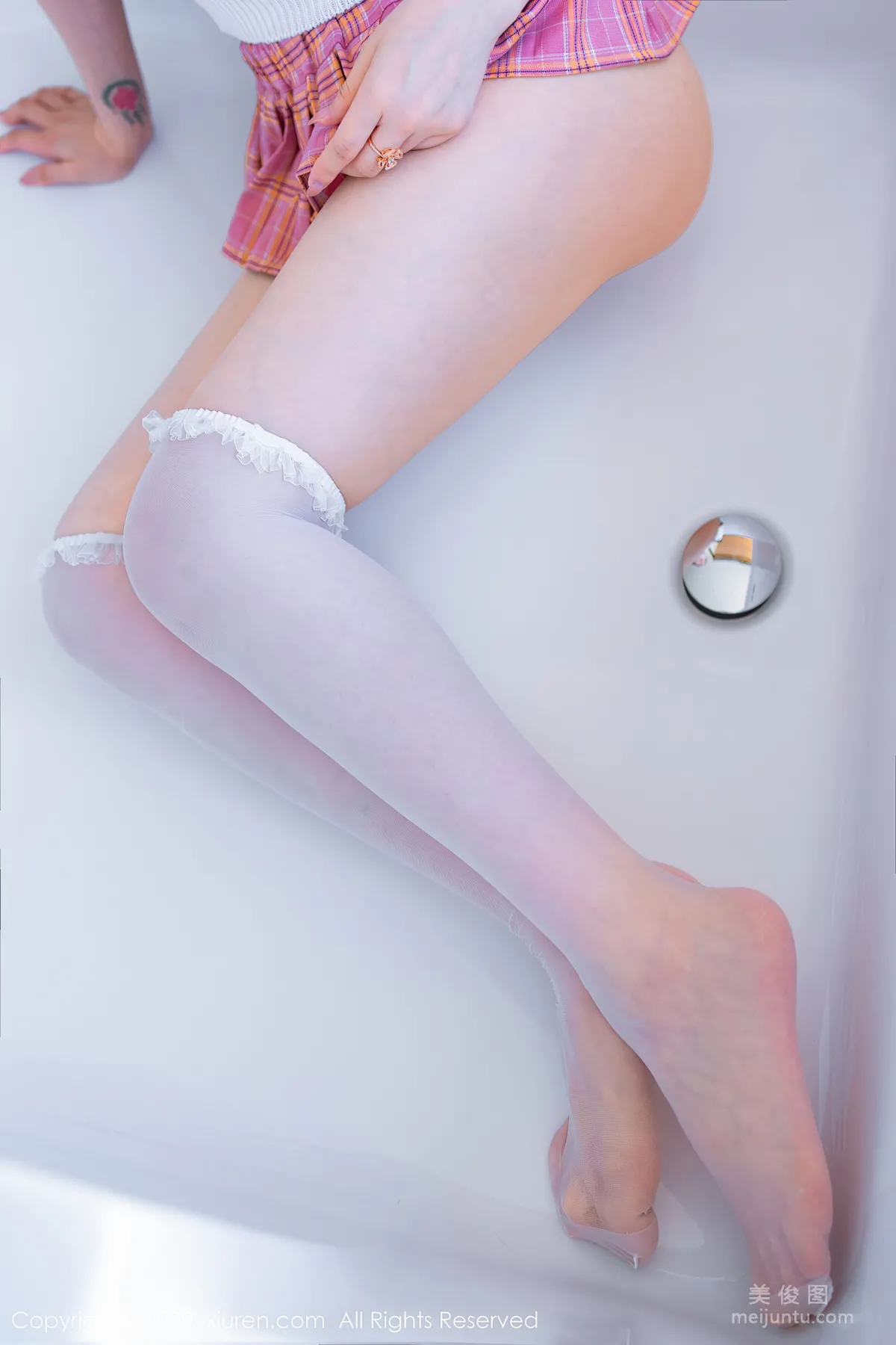 [秀人XiuRen] No.2421 玉兔miki - 职业OL与浴室牛奶浴系列3