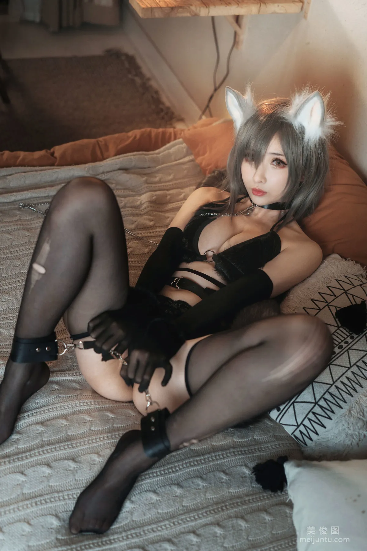 [网红COSER] rioko凉凉子 - 受伤的灰狼姐姐 写真集24