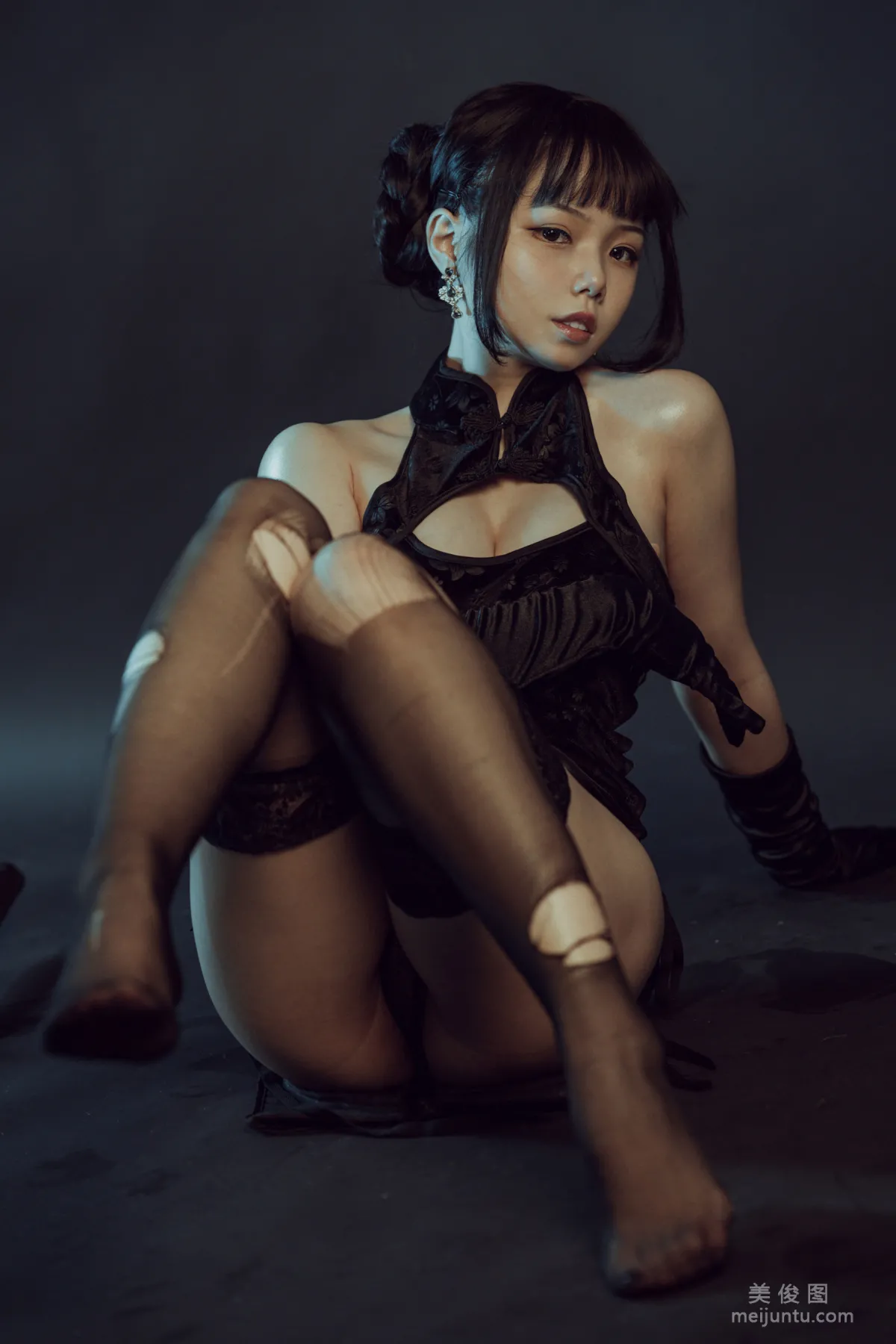 [网红COSER] 七月喵子 - 黑旗袍 写真集27