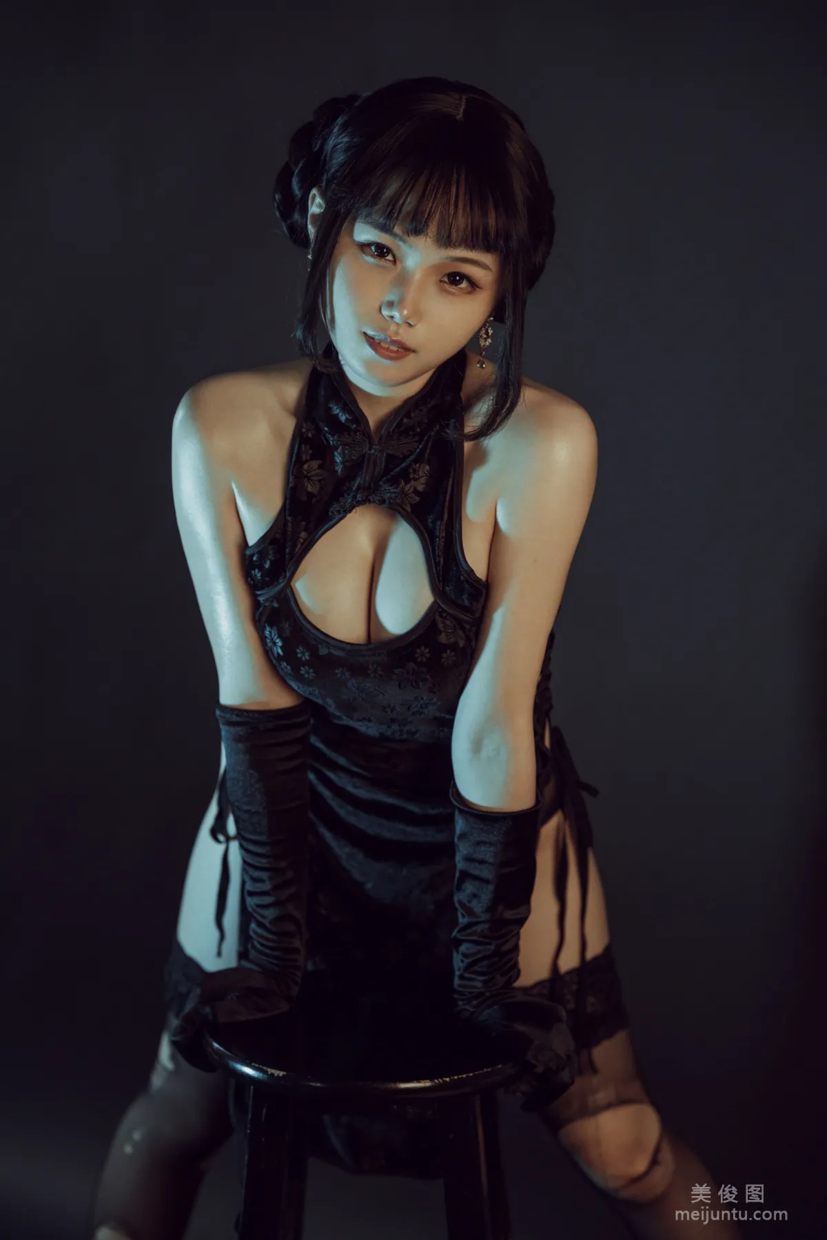 [网红COSER] 七月喵子 - 黑旗袍 写真集31