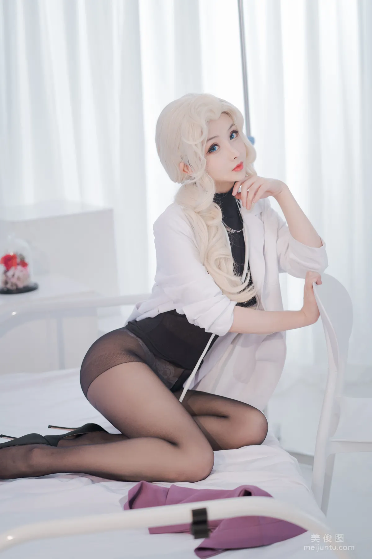 [网红COSER] rioko凉凉子 - 透视装的校医大姐姐32