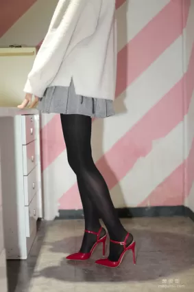 [奈絲] NO.077 貓璃 - 純黑的絲 正紅的鞋