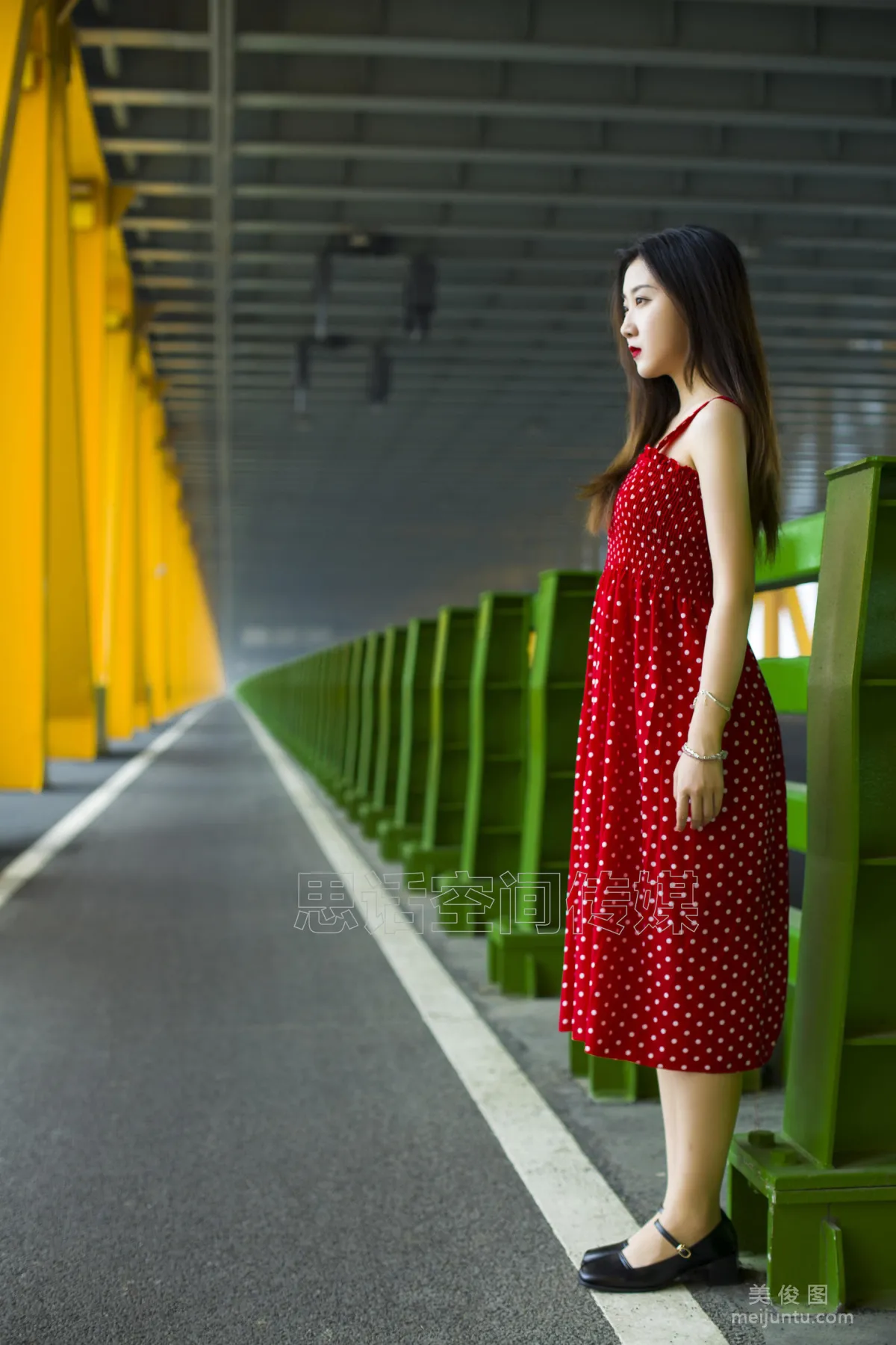 [思话SiHua] SH125 露露 - 长江大桥神秘红裙6