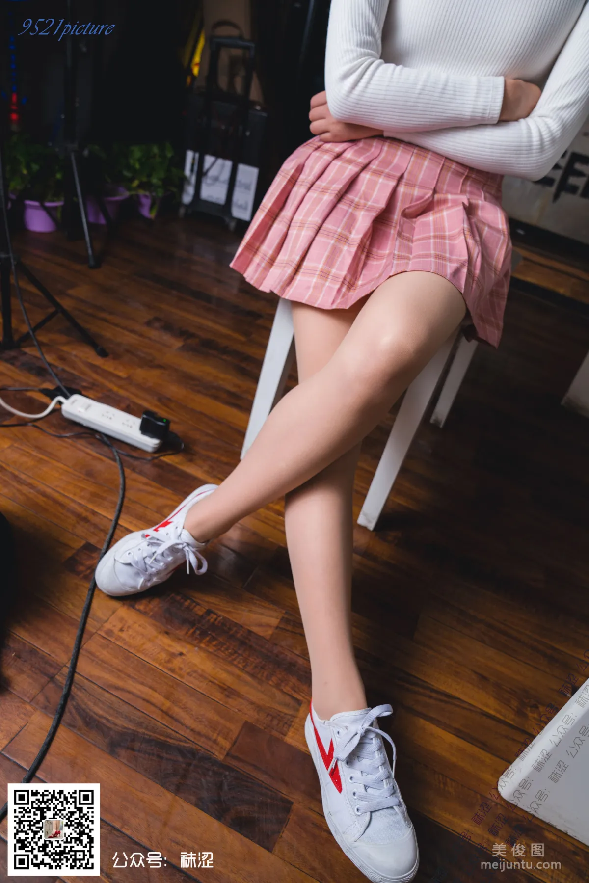 [袜涩] VOL.029 雪梨 - 粉色百褶裙肤色天鹅绒丝袜8