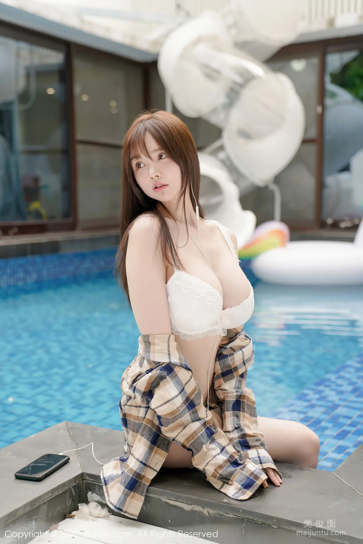 [秀人XiuRen] No.2708 糯美子Mini - 格子衬衫在泳池中淋漓性感绽放10
