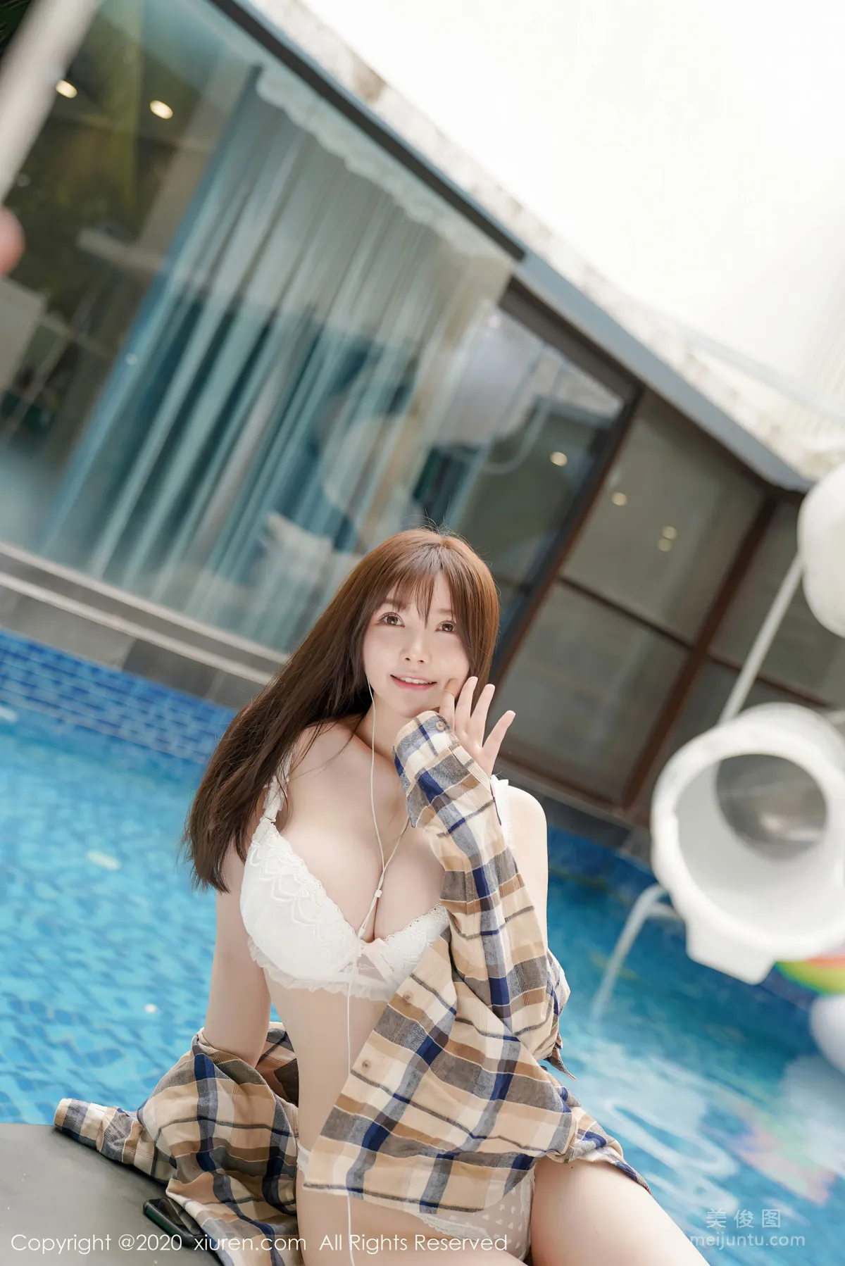 [秀人XiuRen] No.2708 糯美子Mini - 格子衬衫在泳池中淋漓性感绽放11