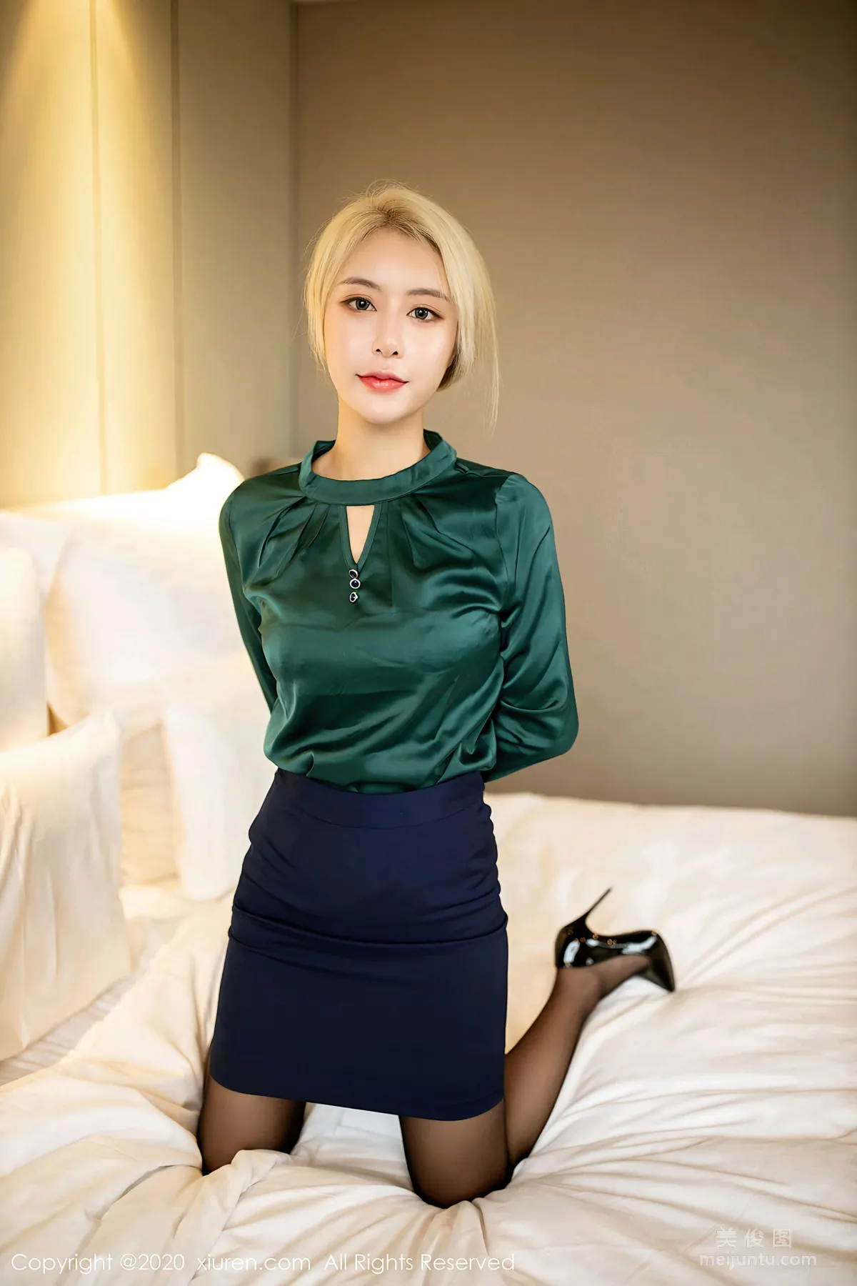 [秀人XiuRen] No.2680 糯米NM - OL风格短裙与魅惑黑丝系列5