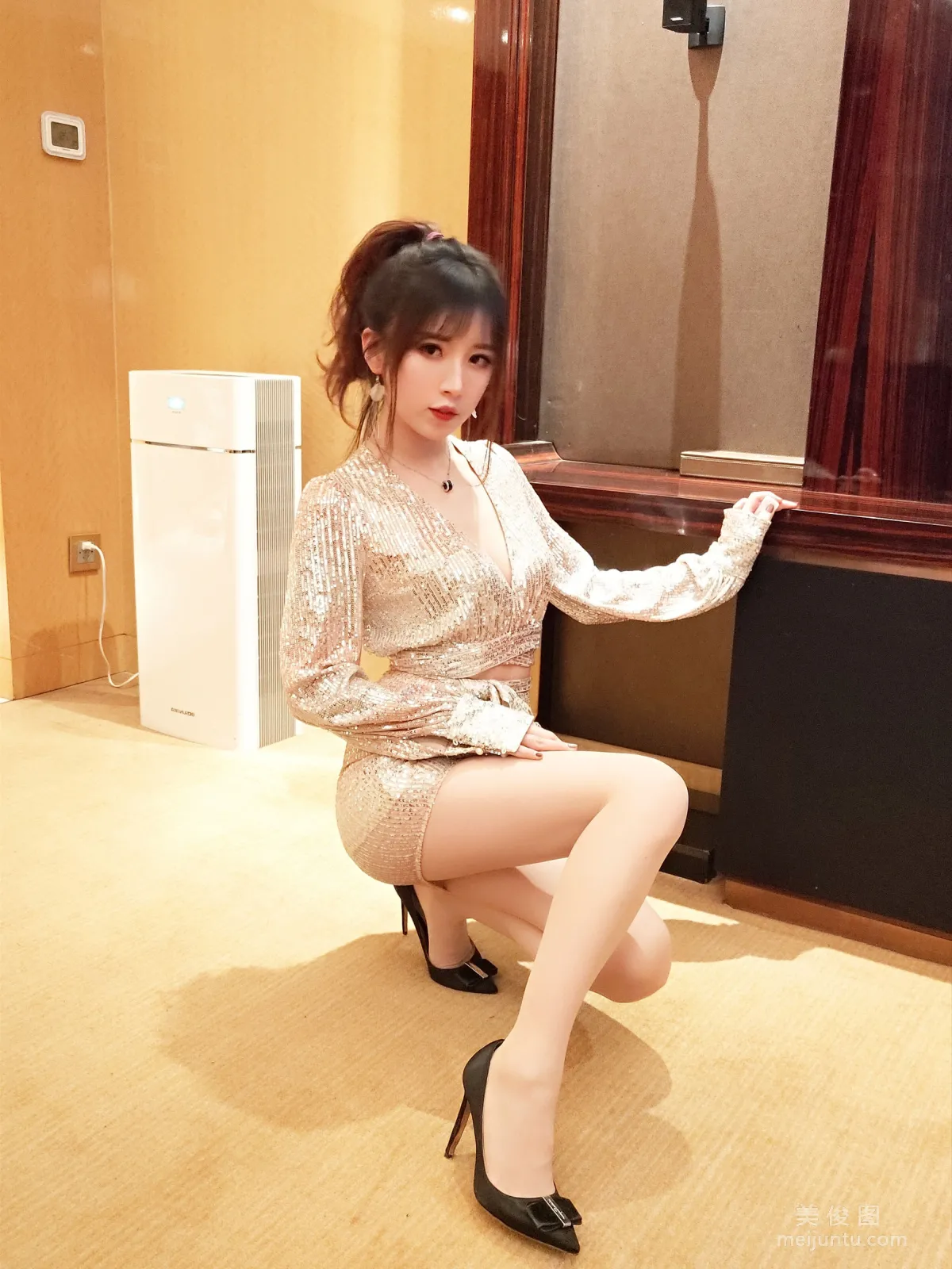 [COS写真] 小女巫露娜 - 亮片裙肉丝22