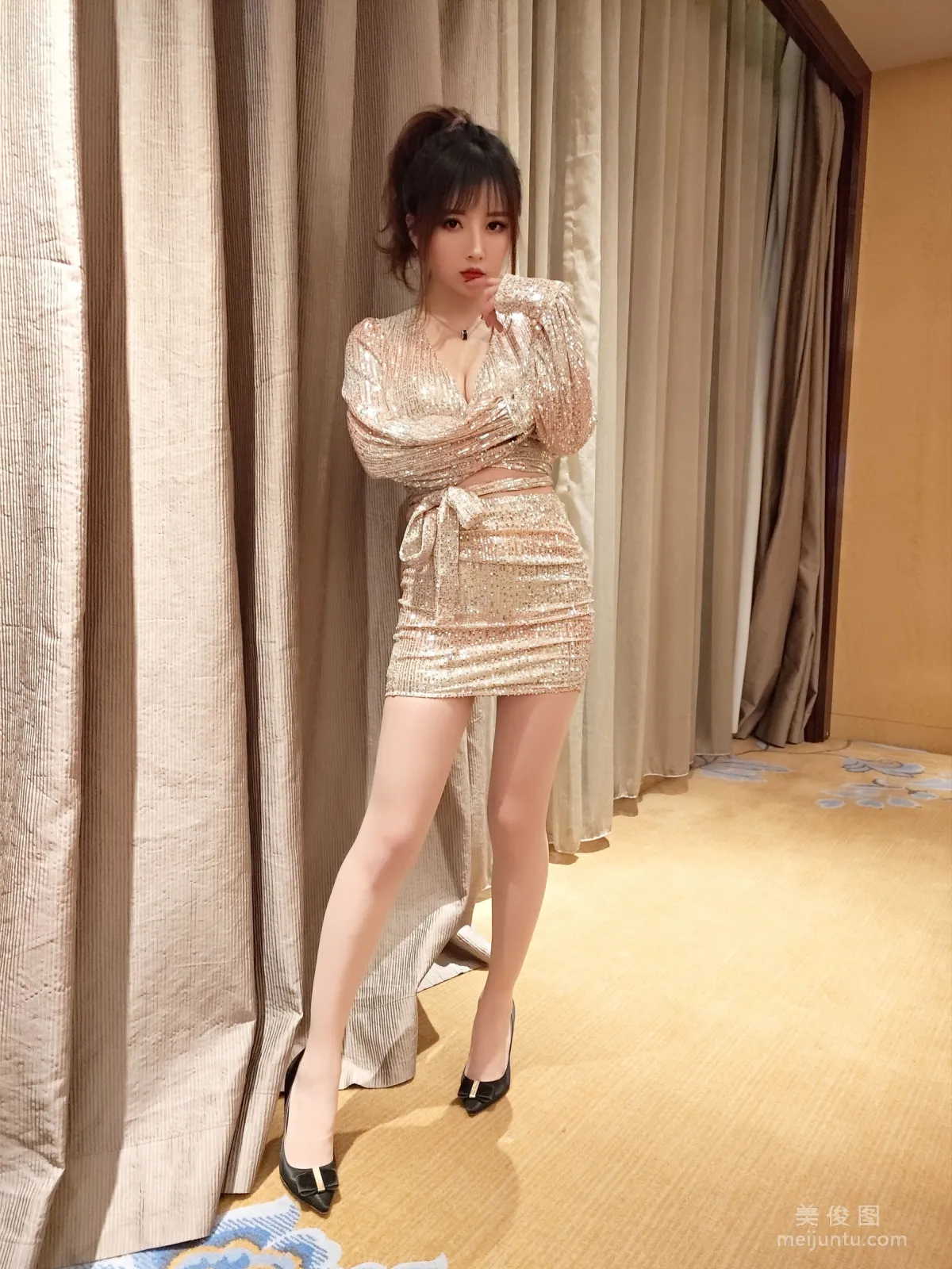 [COS写真] 小女巫露娜 - 亮片裙肉丝3