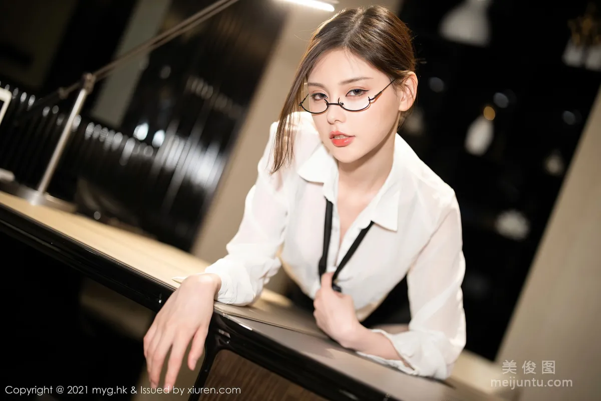 [美媛馆MyGirl] Vol.547 小夕juju - 白衬衫、黑短裙的职场眼镜OL系列7