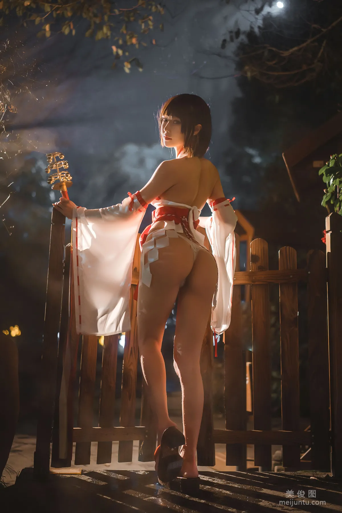 [网红COSER] 动漫博主阿包也是兔娘 - 温泉巫女18