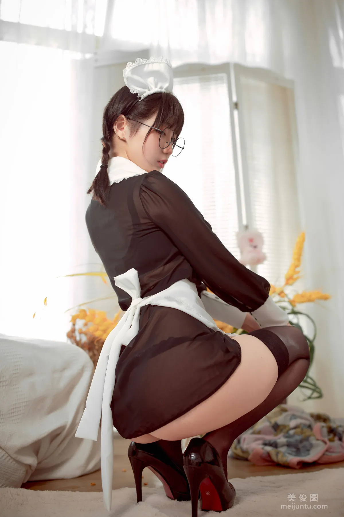 [网红COSER] 周叽是可爱兔兔 - 眼镜女仆32