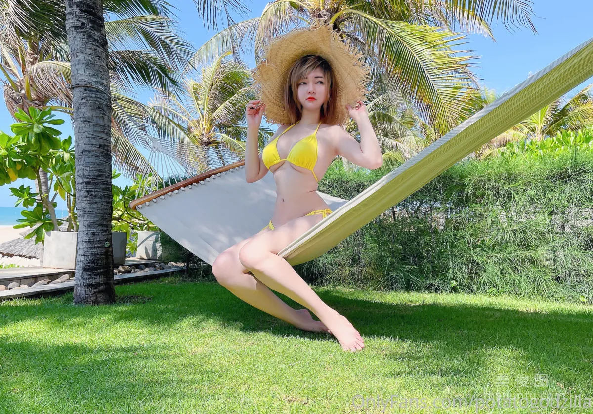 [网红COSER写真] Coser小姐姐Potato Godzilla - Yellow Bikini21