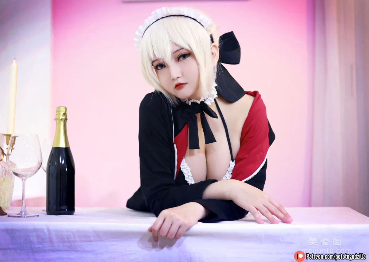 Coser小姐姐Potato Godzilla - Saber Alter Maid 套图4