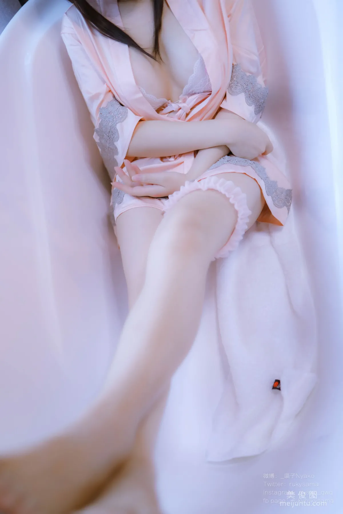 萌妹子Nyako喵子 - 妄想彼女との同棲生活 之 粉嫩丝绸睡衣 套图8