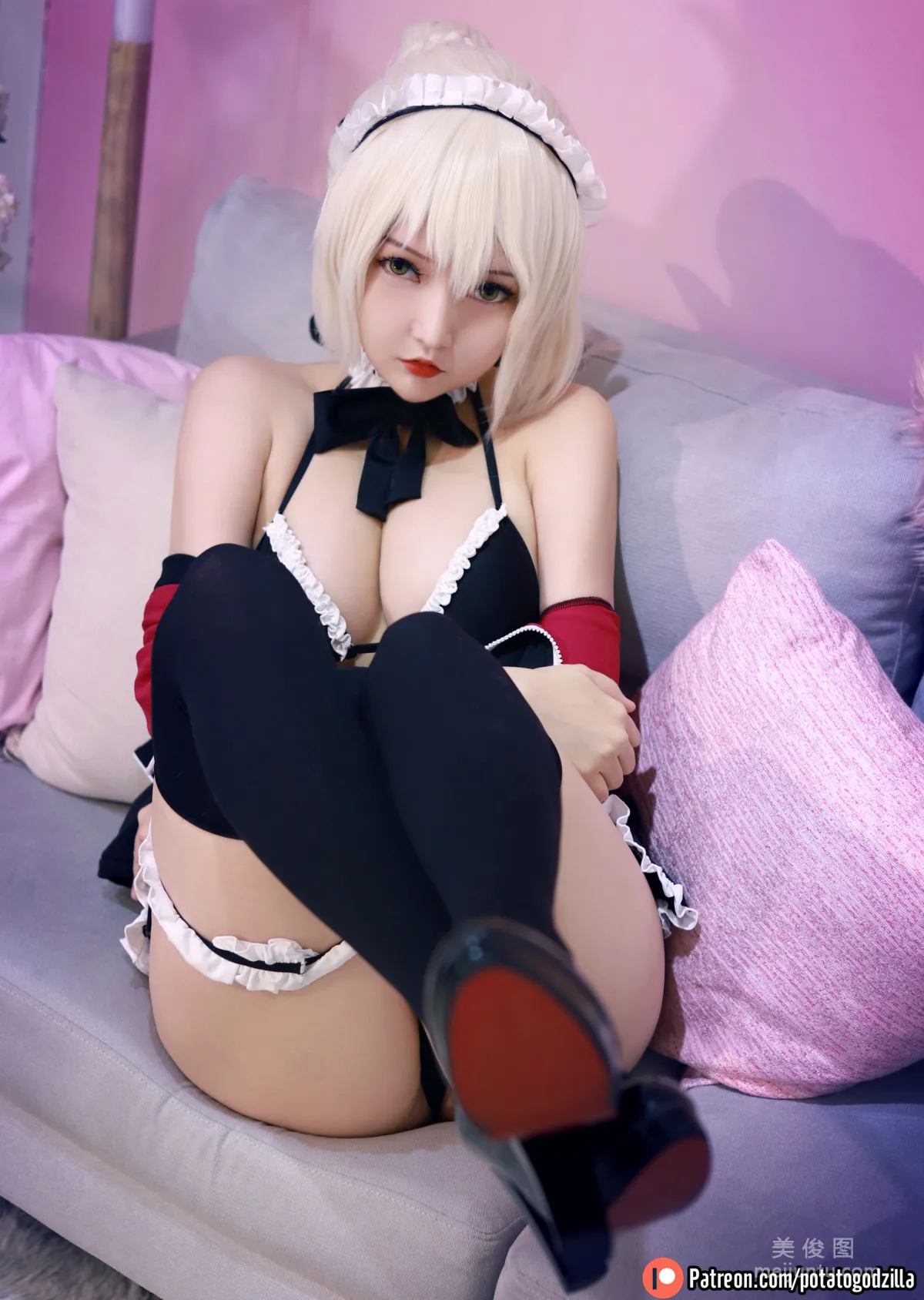 Coser小姐姐Potato Godzilla - Saber Alter Maid 套图21