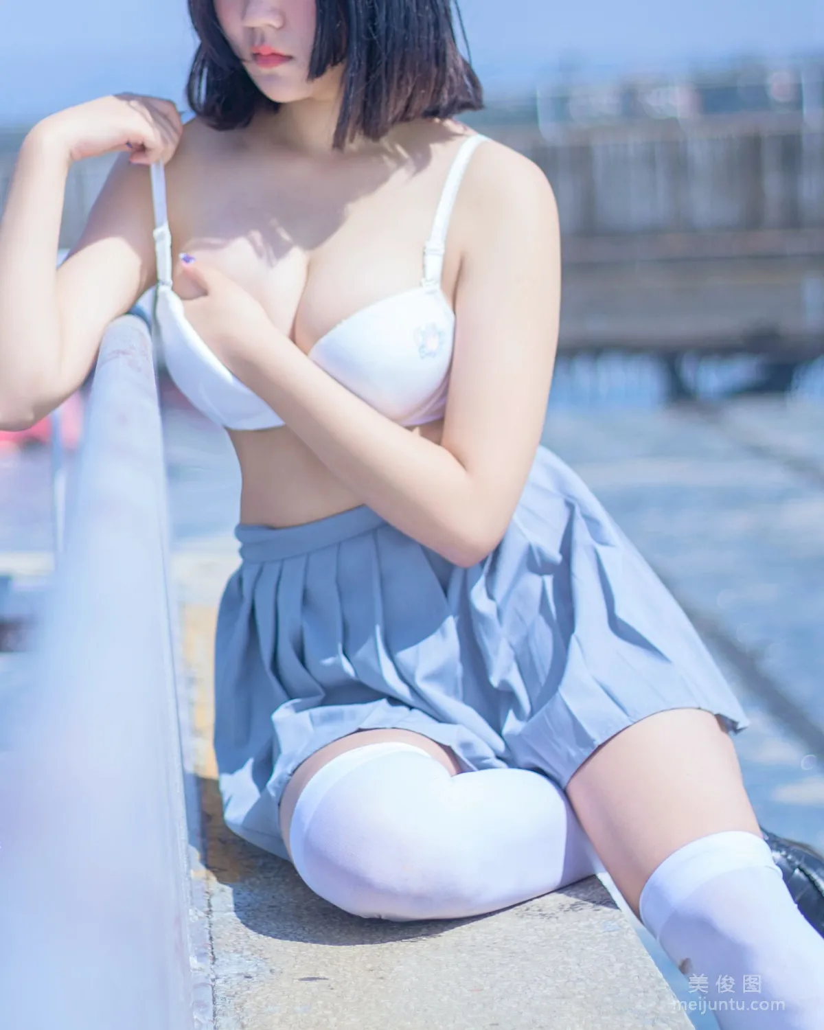 [网红COSER] 微博妹子 汐 - 天台JK 套图33