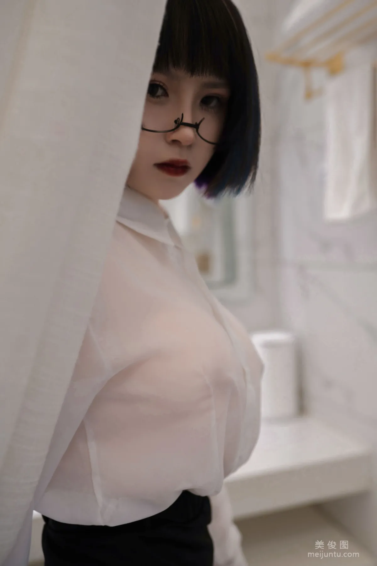 [网红COSER写真] 美少女晕崽 - 迷情小秘 套图35