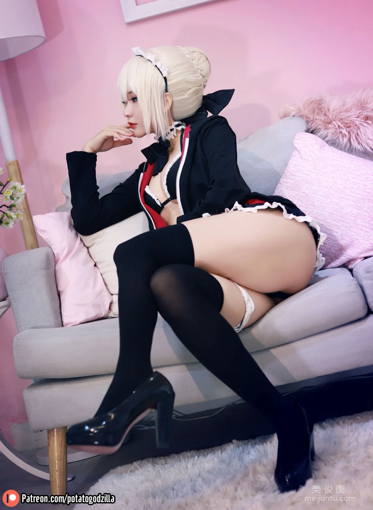 Coser小姐姐Potato Godzilla - Saber Alter Maid 套图13