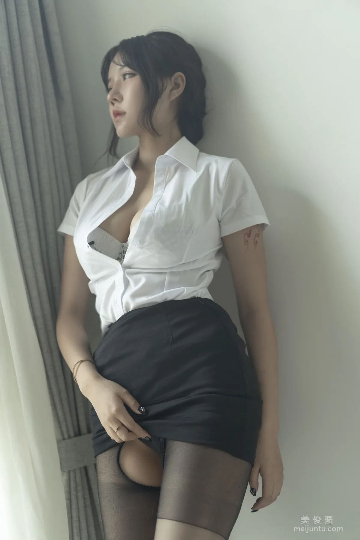 [网红COSER写真] 微博妹子 汐 - 制服 套图22