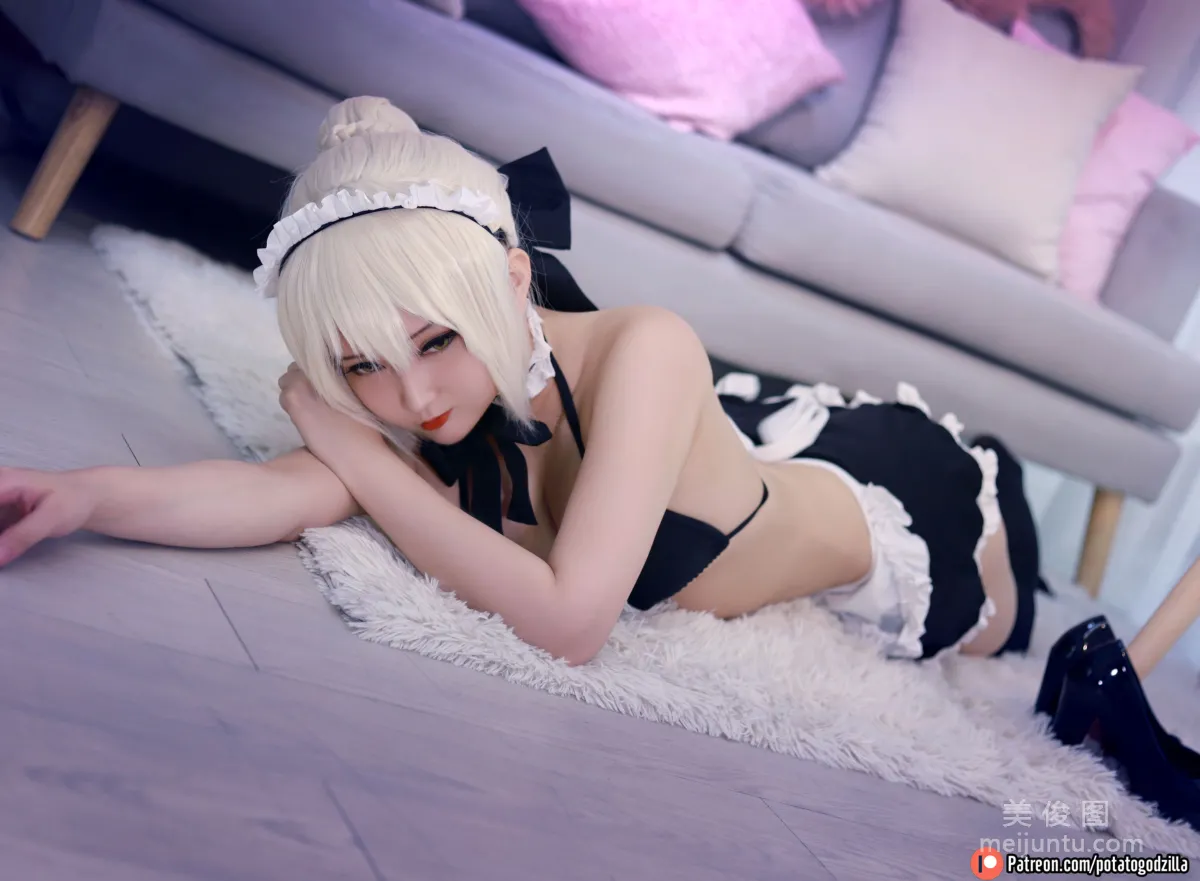 Coser小姐姐Potato Godzilla - Saber Alter Maid 套图28