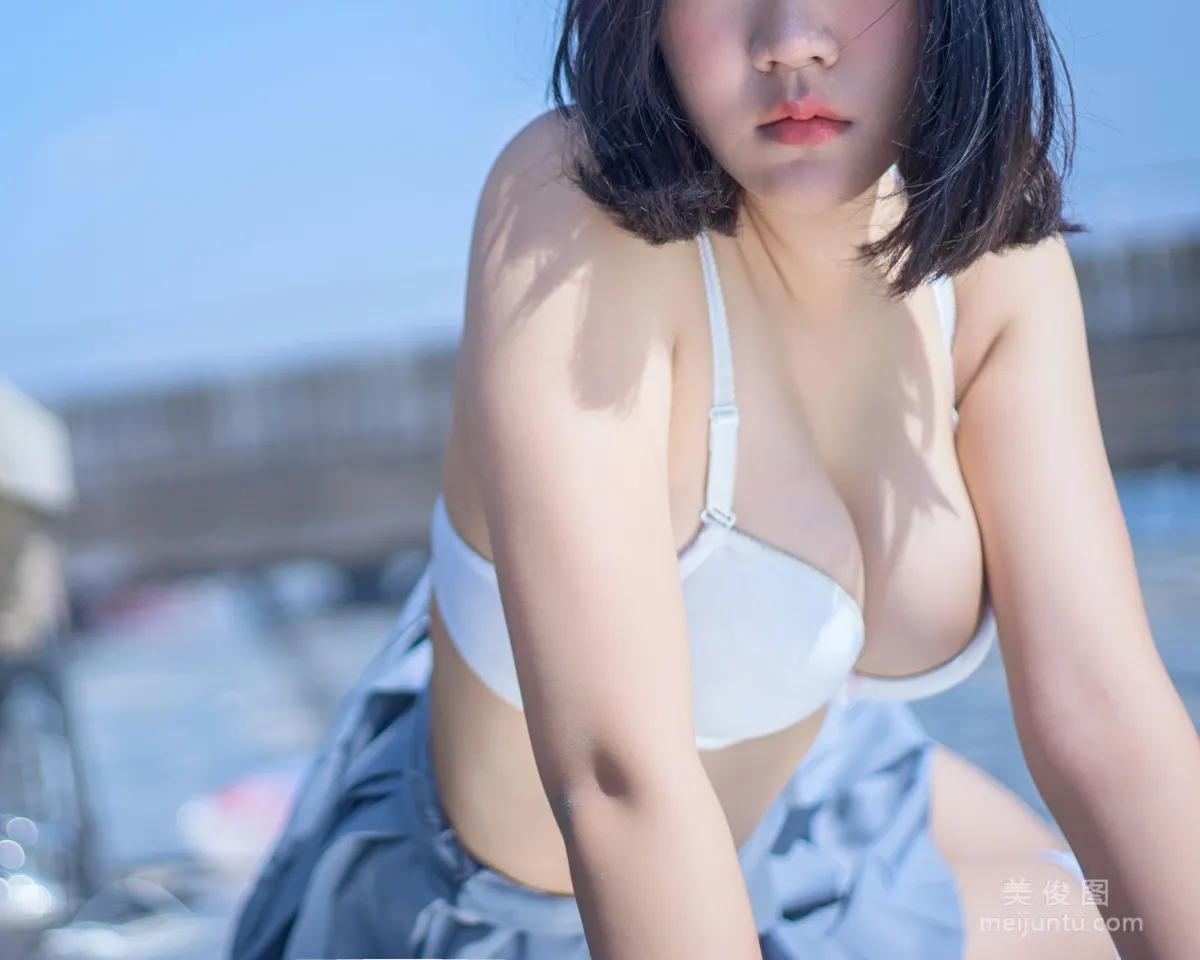 [网红COSER] 微博妹子 汐 - 天台JK 套图35