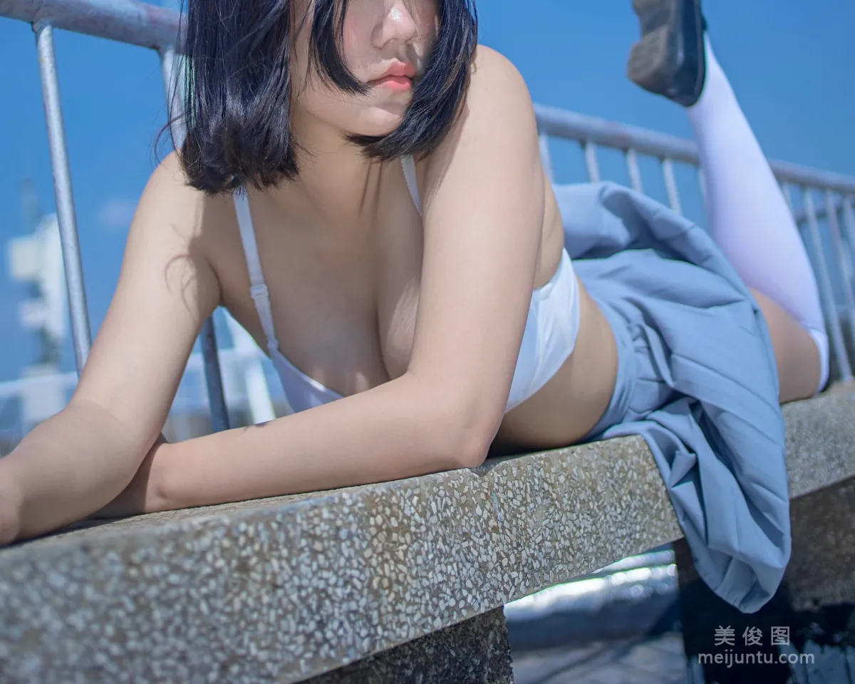 [网红COSER] 微博妹子 汐 - 天台JK 套图25