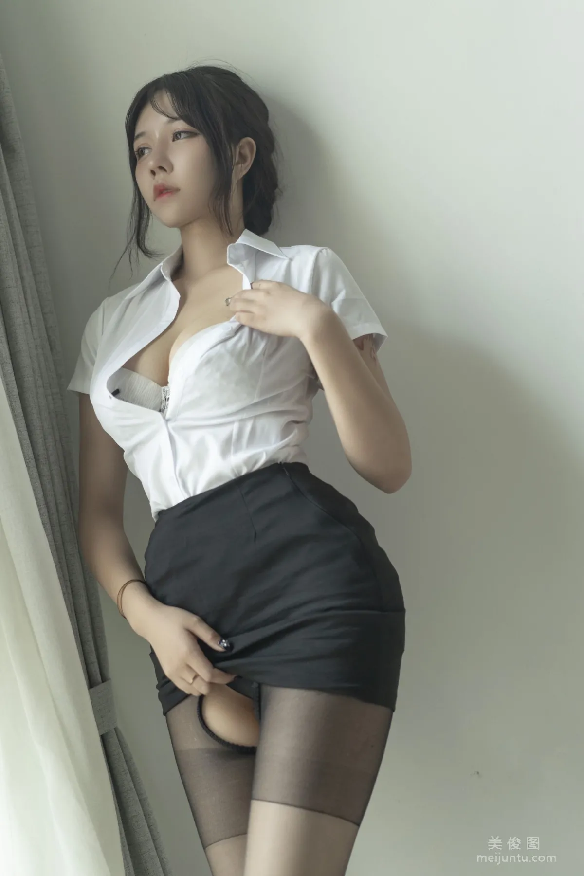 [网红COSER写真] 微博妹子 汐 - 制服 套图24