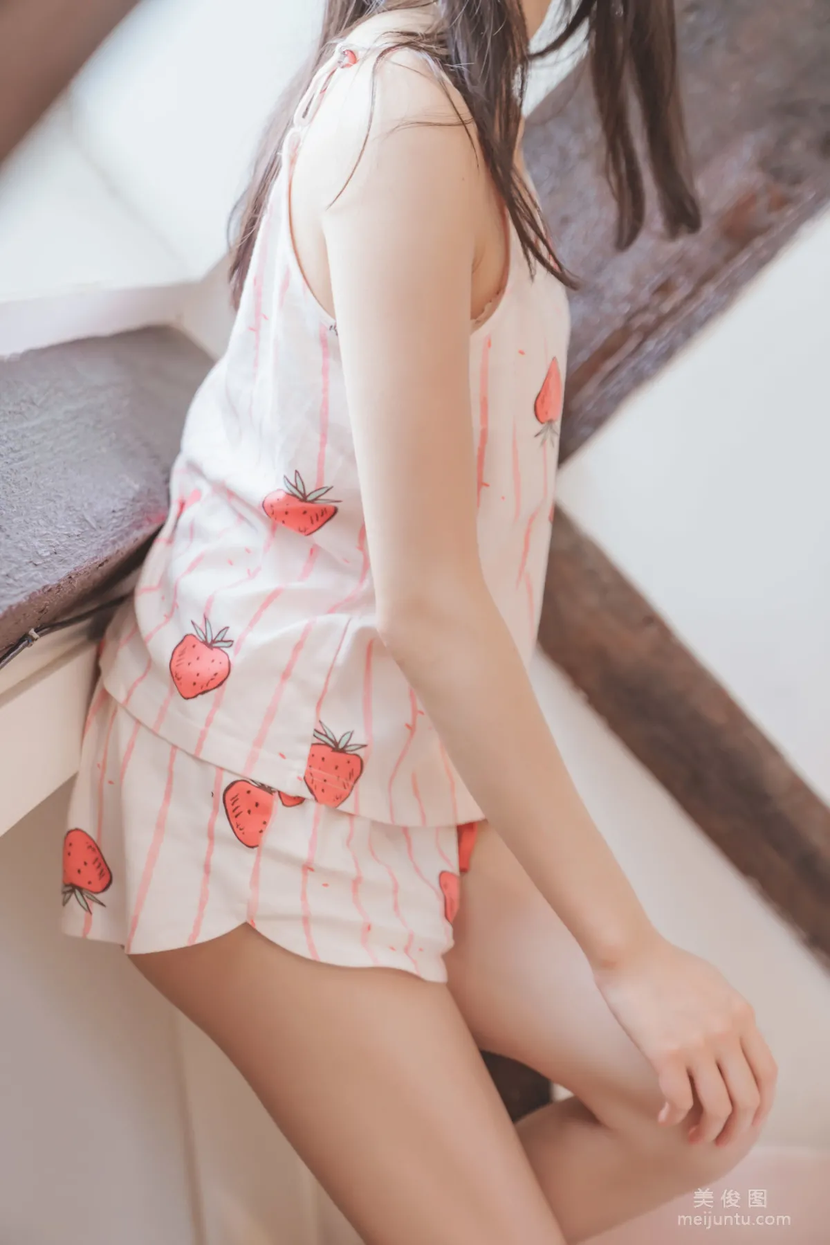 [COS福利] 桜桃喵 - 甜甜之唇边小草莓 写真套图13