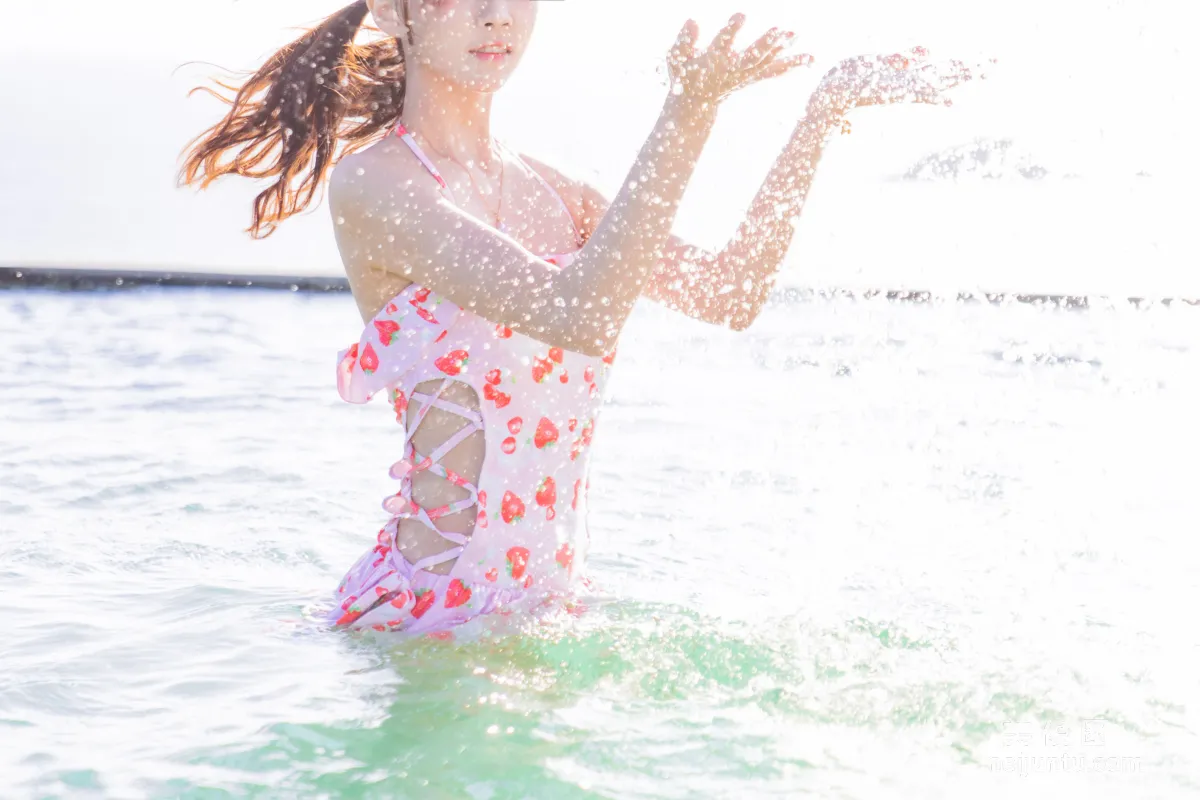 [COS福利] 桜桃喵 - 甜甜之草莓泳衣 写真套图2
