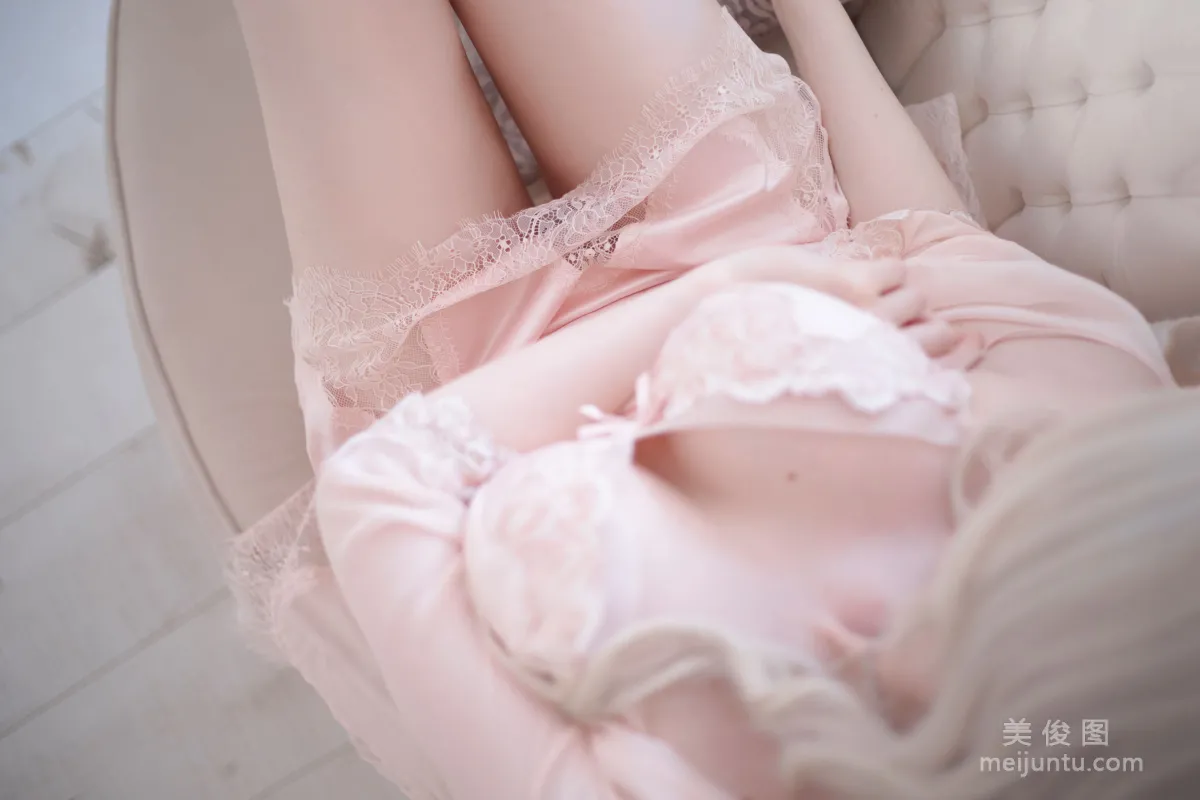 国外美女SayaTheFox - 粉色套裝 写真套图3