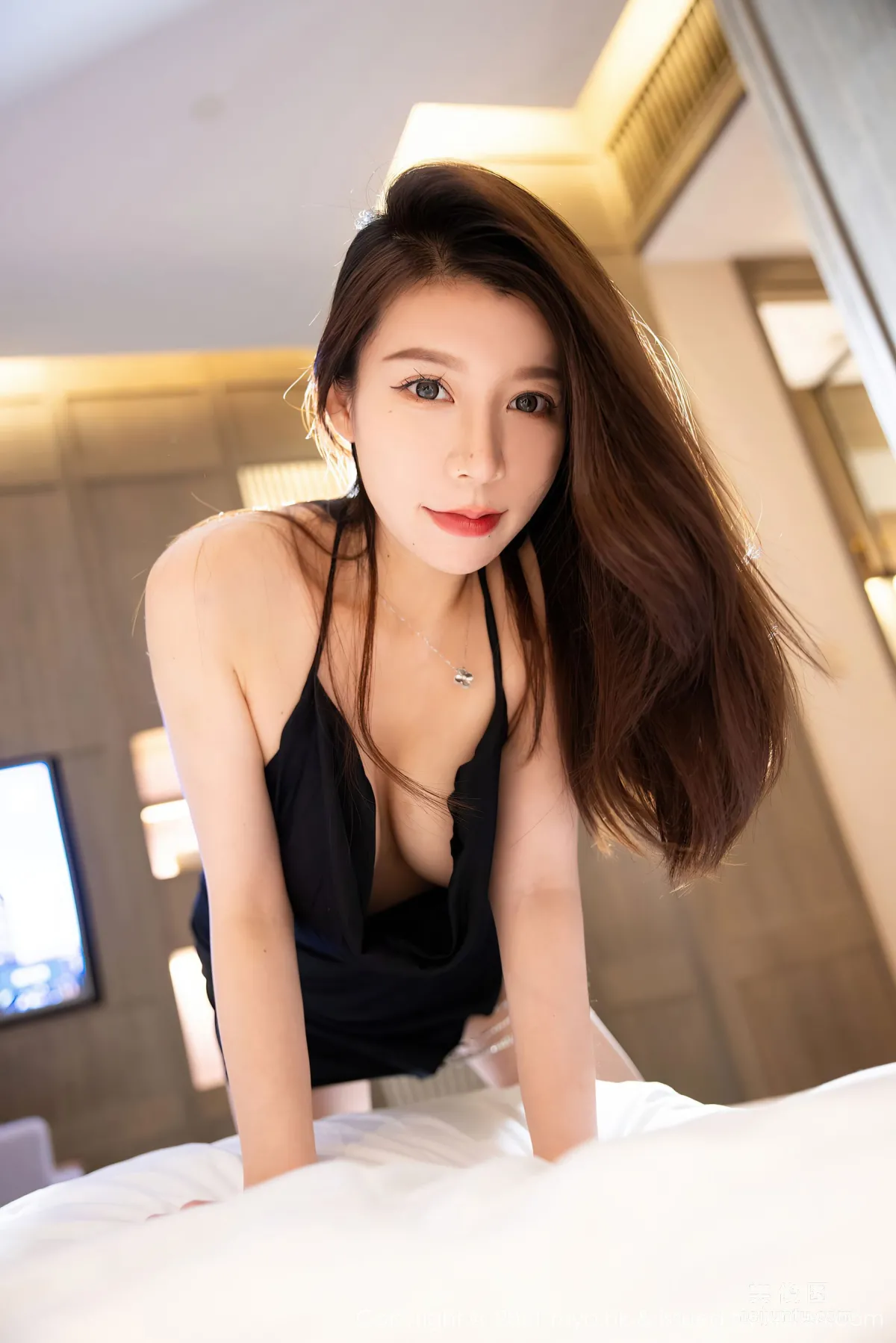 [美媛馆MyGirl] Vol.569 vetiver嘉宝贝儿 - 典雅轻透的吊裙与魅惑丝袜系列30