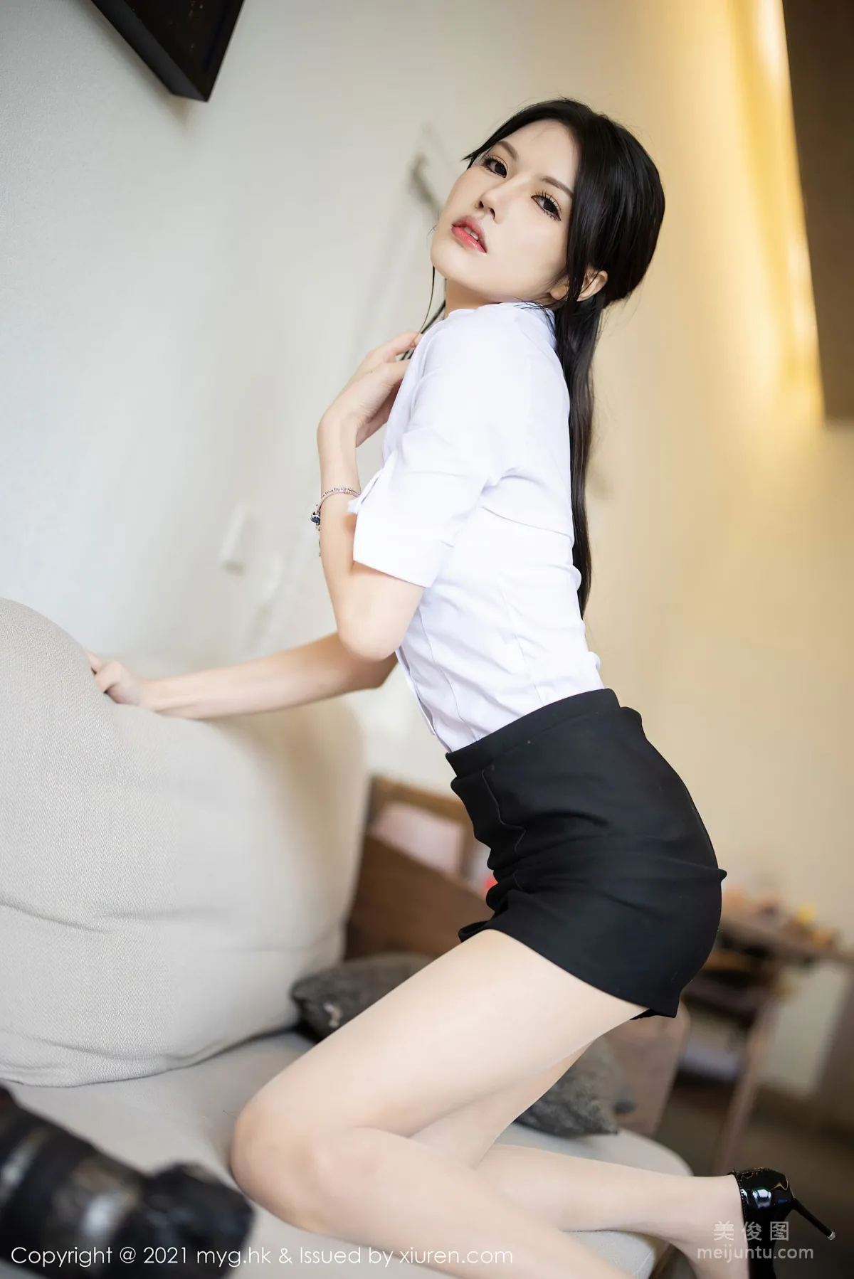 [美媛馆MyGirl] Vol.572 媛媛酱belle - 经典的白衬衫黑短裙系列14