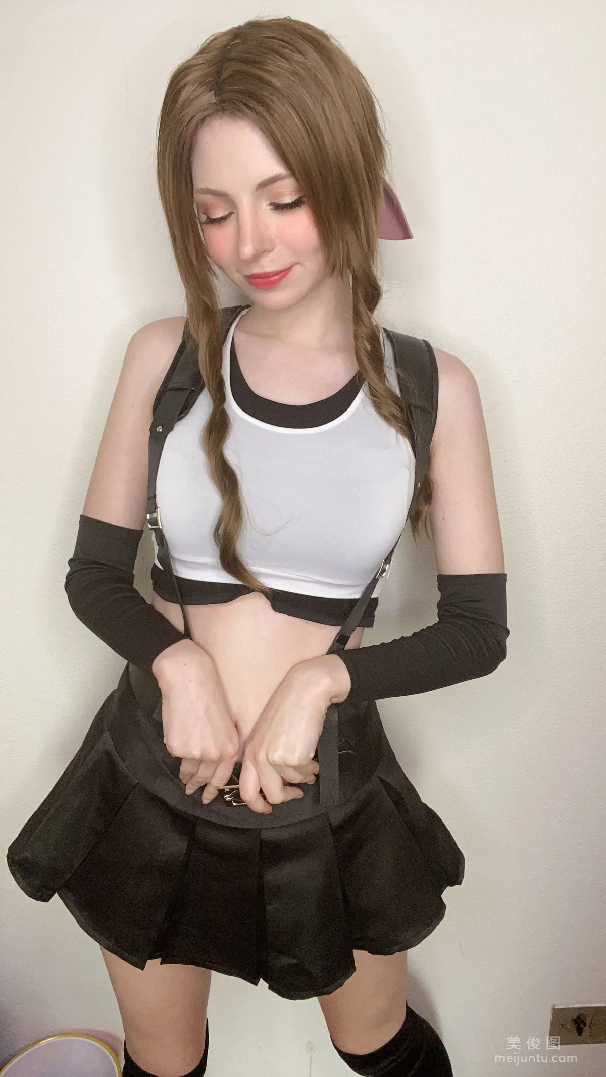 [网红COSER] Peach milky - Aerith Tifa Swap33