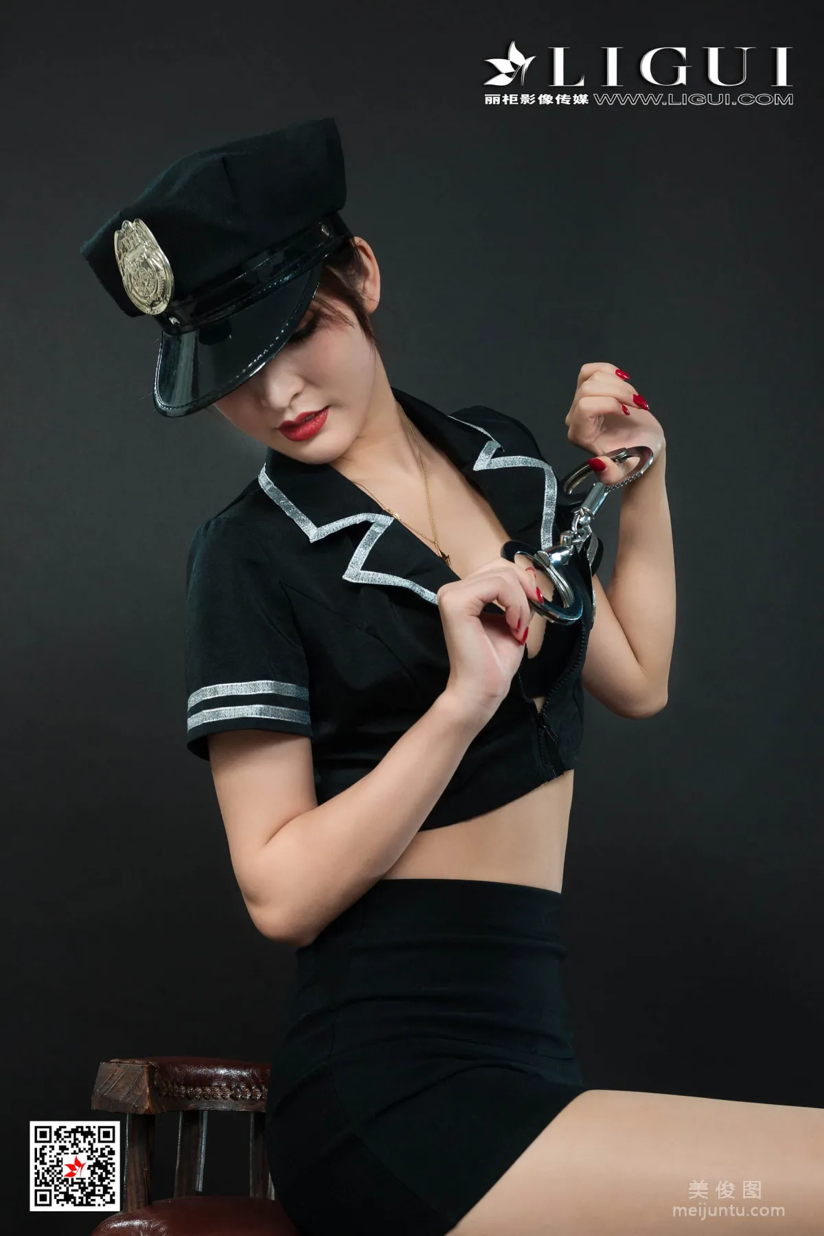 Model 雪糕《女警丝足镣铐调教系列》 [丽柜Ligui] 写真集26