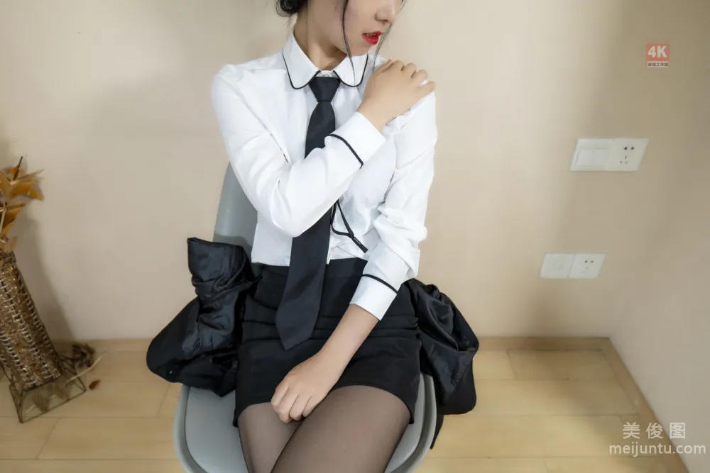 [丽柜Ligui] Model 枫玥 《撩拨人的售楼小姐与她的薄丝袜》 写真套图42