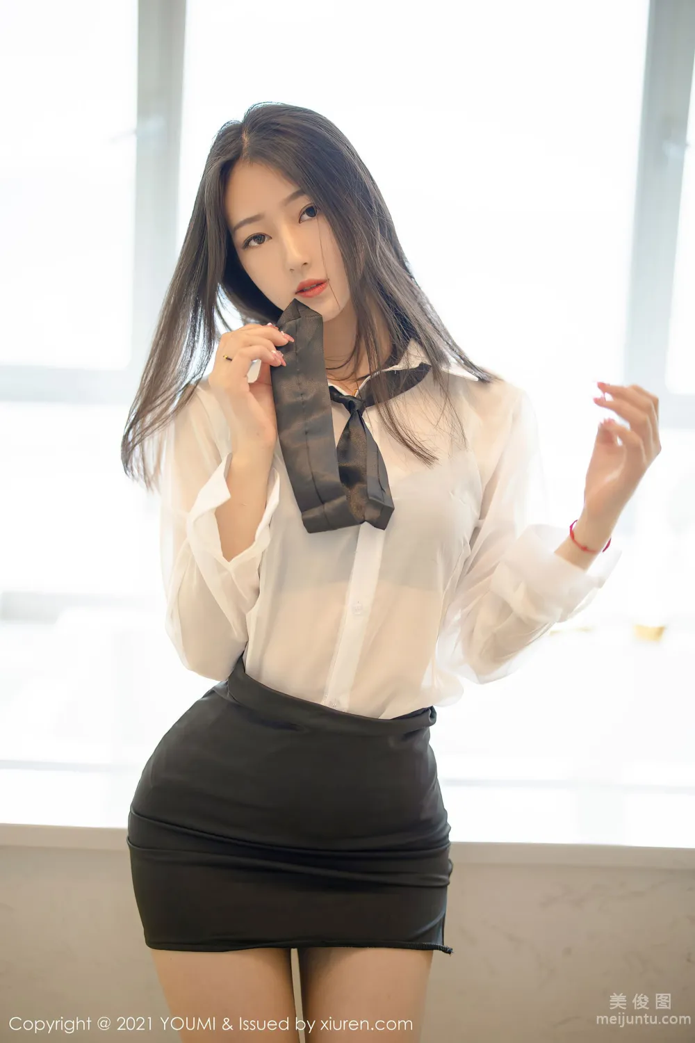 [尤蜜荟YouMi] Vol.669 熊小诺 - 经典的白衬衫黑短裙OL系列2