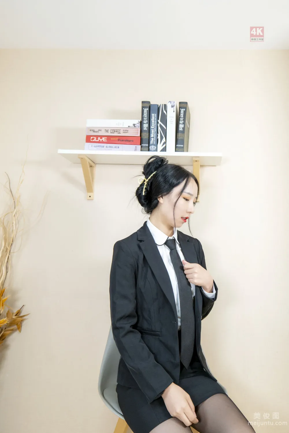 [丽柜Ligui] Model 枫玥 《撩拨人的售楼小姐与她的薄丝袜》 写真套图68