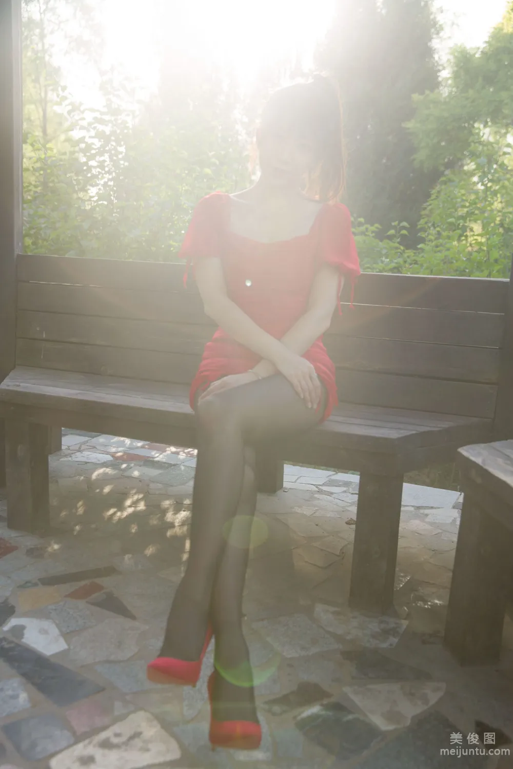 [网红COSER写真] 斗鱼主播小女巫露娜 - 户外小红裙 套图5