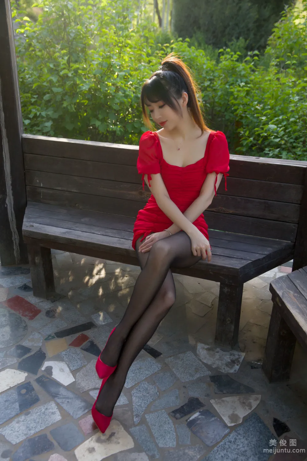 [网红COSER写真] 斗鱼主播小女巫露娜 - 户外小红裙 套图4
