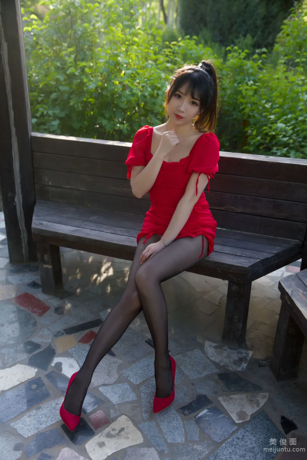 [网红COSER写真] 斗鱼主播小女巫露娜 - 户外小红裙 套图3