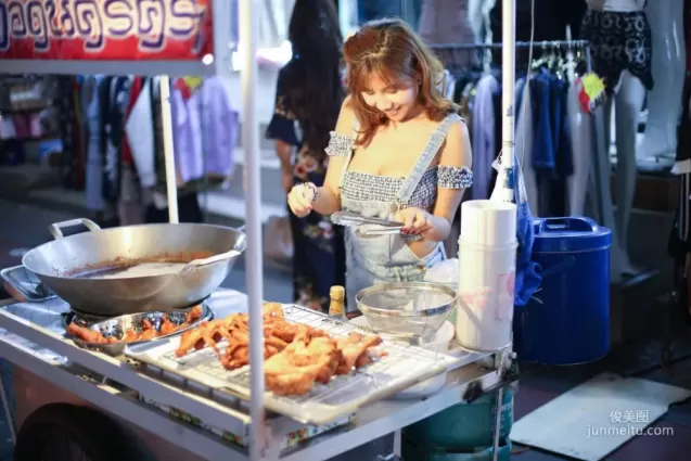 泰国卖肉老板娘《Dj Ping Ping》，身前霸气让人口水直落！