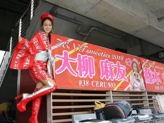 日本赛车女郎「大柳麻友」，完美身材与阳光笑容征服赛车迷！