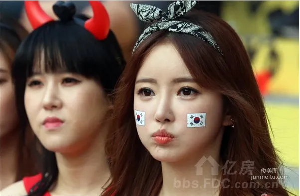 韓國美女球迷助威，成世界杯紅色風景線