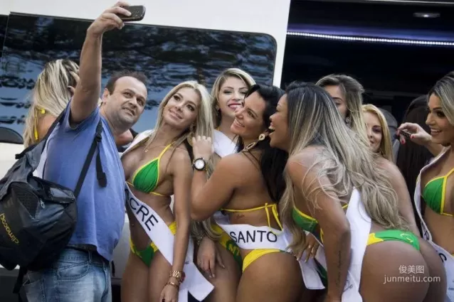 《巴西2015美臀小姐》各種美尻街頭驚豔亮相
