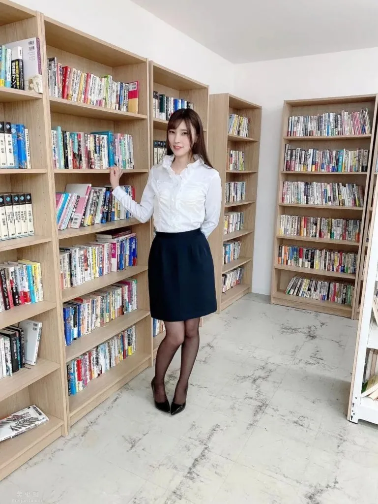 竹内夏希在图书馆穿黑高跟职业装的照片