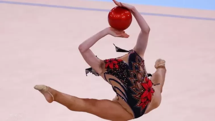 體操正妹《Alina Adilkhanova》挑戰極限成靈異照片！