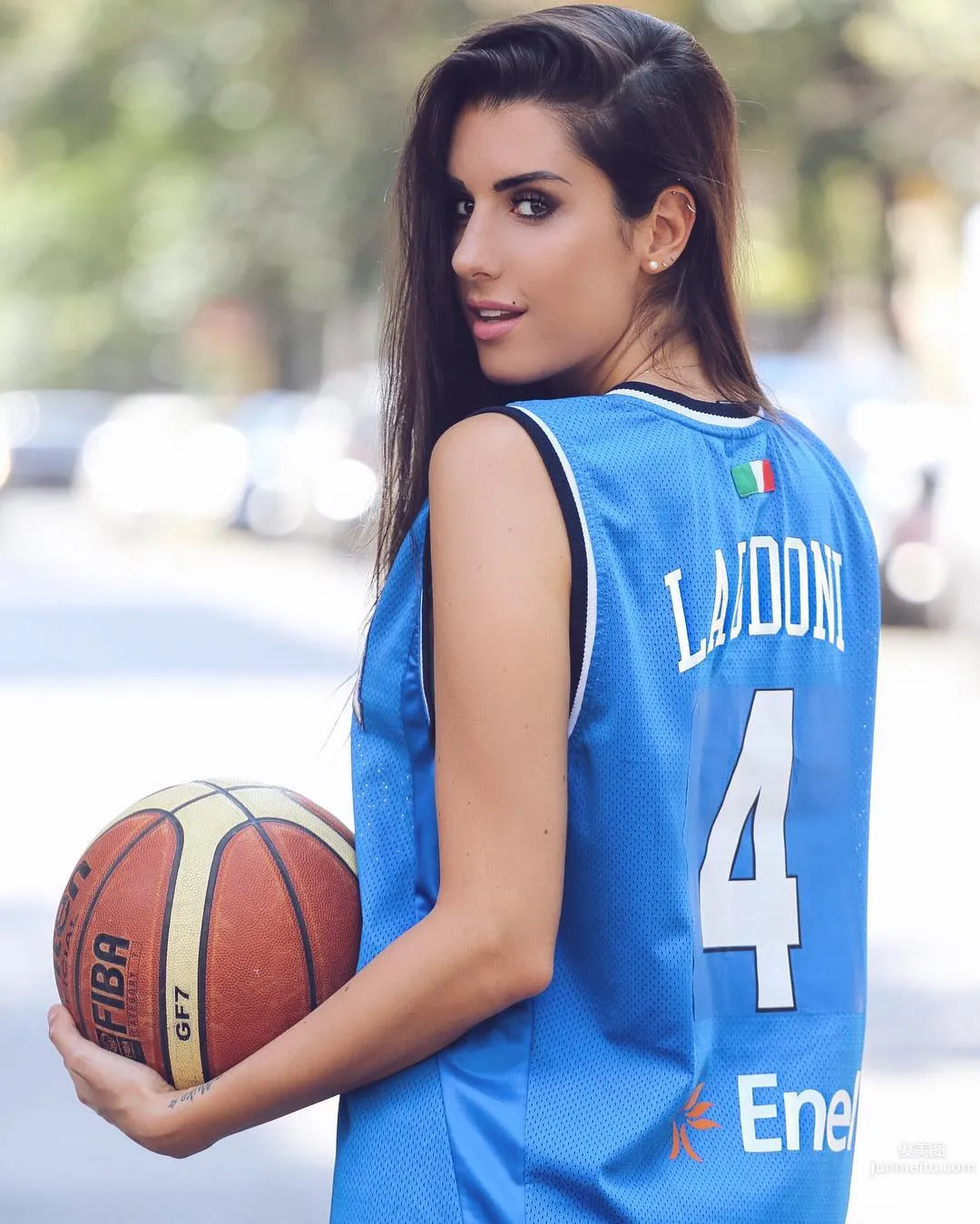 瓦伦蒂娜·维格娜莉- 意大利篮球女神化身超模_1