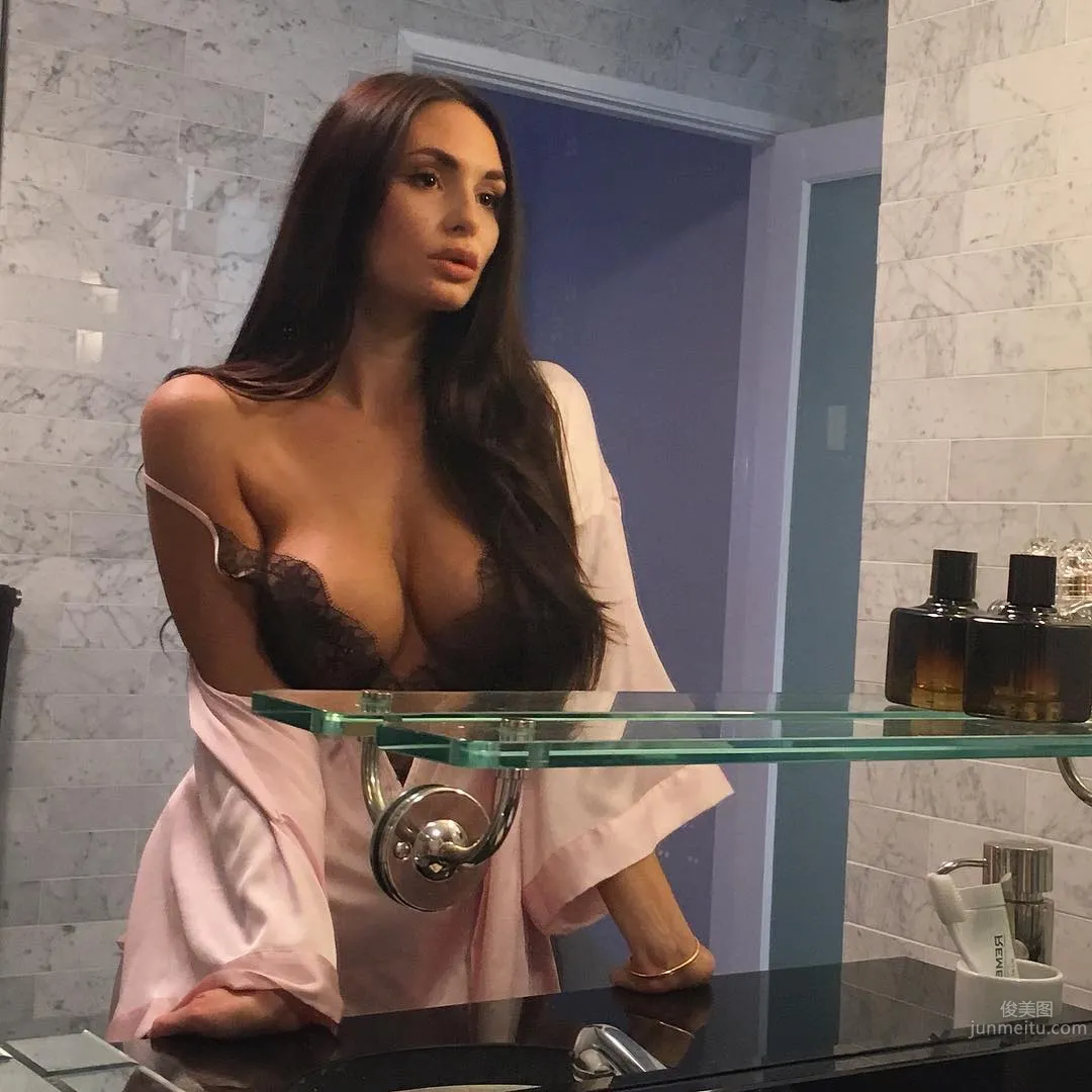 英国辣模Rosie Roff 游走于尺度边缘的性感照_17