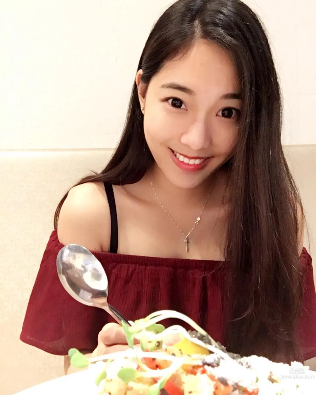 多才多艺郑小奈 白皙蜜大腿身材好_10